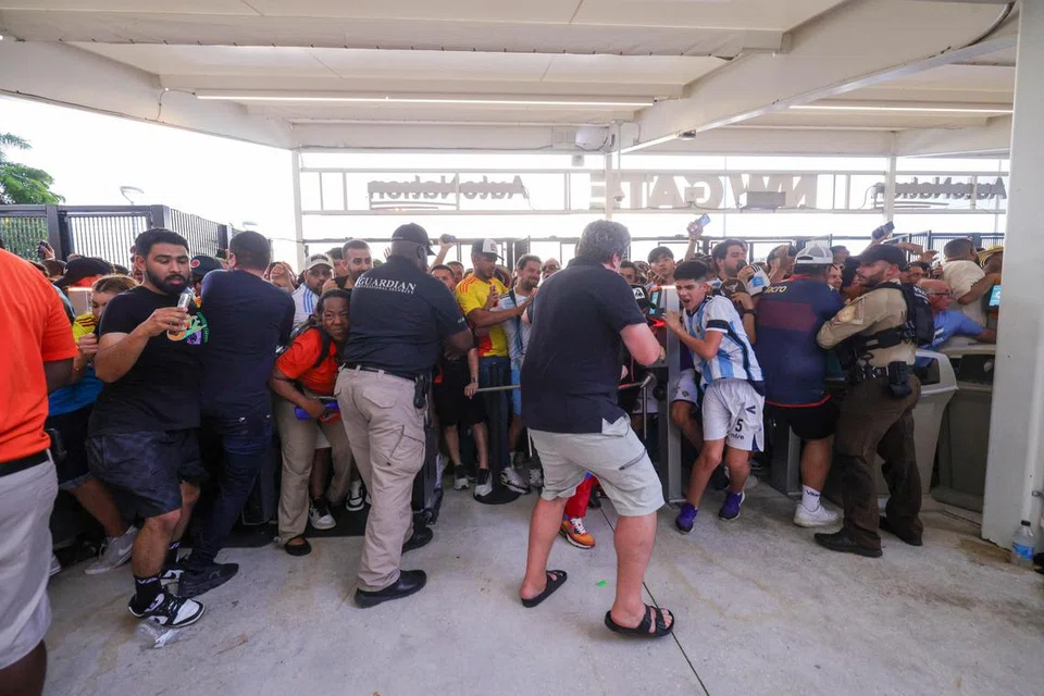 Peminat menyerbu pintu masuk ke Stadium Hard Rock di Miami, Amerika, sebelum perlawanan akhir, Copa America antara Argentina dengan Colombia.