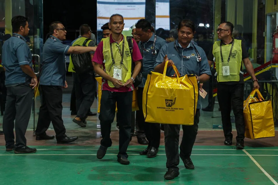 KIRA UNDI: Petugas Suruhanjaya Pilihan Raya (SPR) di Kota Bahru, Kelantan  membawa peti undi bagi Dewan Undangan Negeri (DUN) N.07 Panchor, N.05 Kijang dan N.06 Chempaka bagi proses pengiraan sempena Pilihan Raya Negeri (PRN) Kelantan di Dewan Wawasan Institut Pendidikan Guru (IPG) malam Sabtu.
