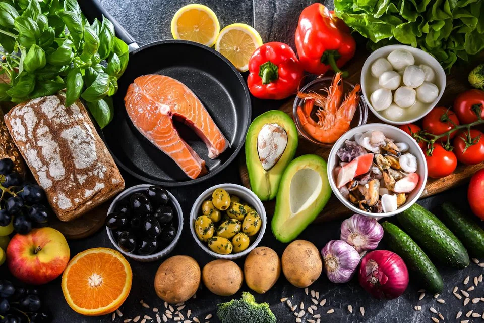 Diet Mediterranean mengutamakan pengambilan bijirin penuh berbanding karbohidrat yang diproses, dan ikan berbanding daging, serta protein dan lemak yang berasaskan tumbuhan.