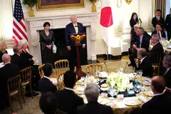 Presiden Amerika Syarikat, Donald Trump, menyampaikan ucapan ketika menjadi tuan rumah jamuan makan malam bersama Perdana Menteri Jepun, Sanae Takaichi, di State Dining Room, Rumah Putih di Washington, DC, pada 19 Mac 2026. Terdahulu pada hari yang sama, kedua-dua pemimpin bertukar pandangan mengenai isu Iran, tenaga serta perkembangan di rantau Indo-Pasifik.