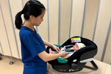 Sekitar 300 bayi yang dilahirkan di Hospital Wanita dan Kanak-Kanak KK (KKH) akan menerima kerusi kereta sebagai sebahagian daripada inisiatif baru untuk menggalakkan ibu bapa memastikan keselamatan perjalanan bayi mereka.
