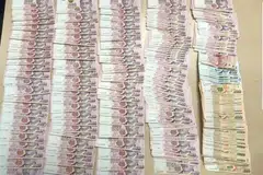 CEGAH JENAYAH: Dua lelaki telah diberkas kerana menyamar sebagai pegawai China dengan wang tunai berjumlah S$529,540 berjaya dirampas.