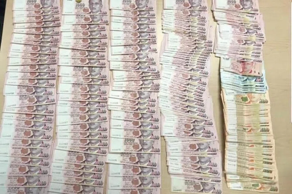 CEGAH JENAYAH: Dua lelaki telah diberkas kerana menyamar sebagai pegawai China dengan wang tunai berjumlah S$529,540 berjaya dirampas.