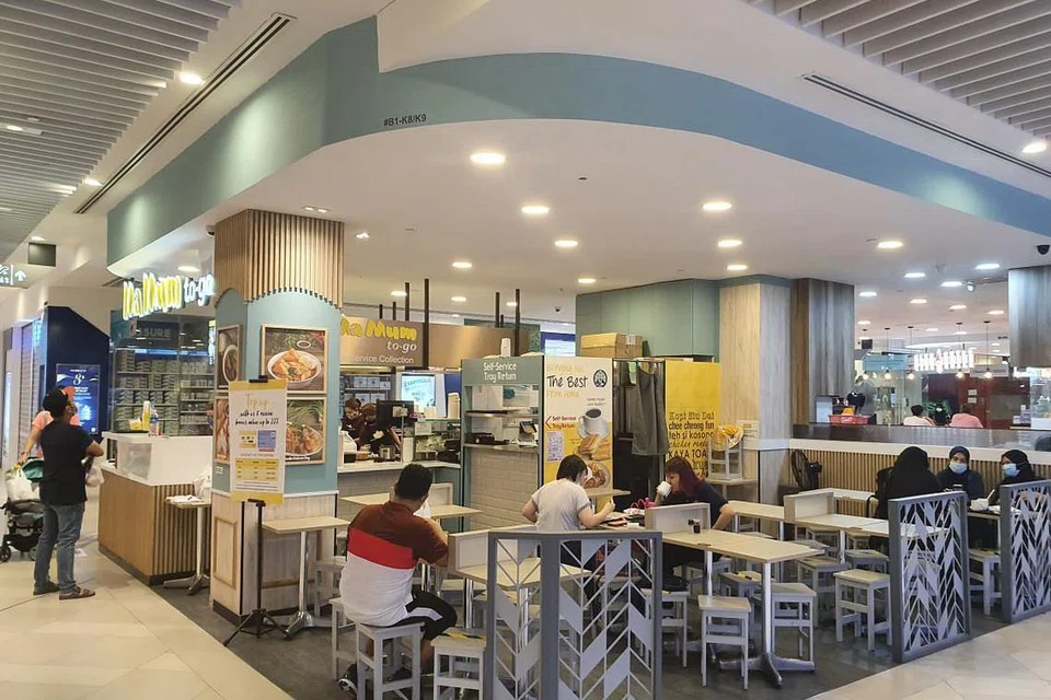RESTORAN, PUSAT PENJAJA MULA DIBUKA: Orang ramai dilihat mula melanggani pusat penjaja dan restoran di Our Tampines Hub hari ini menyusuli pelaksanaan Fasa Ke-2 pelonggaran langkah kawalan pergerakan. 