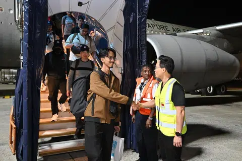 Di Lapangan Terbang Changi pada 13 Mac, Menteri Negara (Pertahanan), Encik Desmond Choo (kanan), menyambut kepulangan 81 warga Singapura, termasuk pelajar Singapura yang menuntut di Jordan, Encik Mohamed Shabeer Mohamed Rafi (berbaju coklat). 
