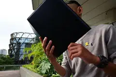 UBAH UNTUK KELUARGA: Encik Sham baru-baru ini telah menerima Anugerah Penyokong Peluang Kedua (Penakluk) semasa majlis Anugerah Reben Kuning 2022. - Foto PERKHIDMATAN PENJARA SINGAPURA