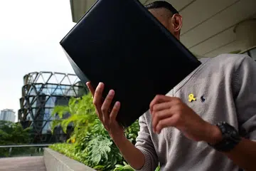 UBAH UNTUK KELUARGA: Encik Sham baru-baru ini telah menerima Anugerah Penyokong Peluang Kedua (Penakluk) semasa majlis Anugerah Reben Kuning 2022. - Foto PERKHIDMATAN PENJARA SINGAPURA