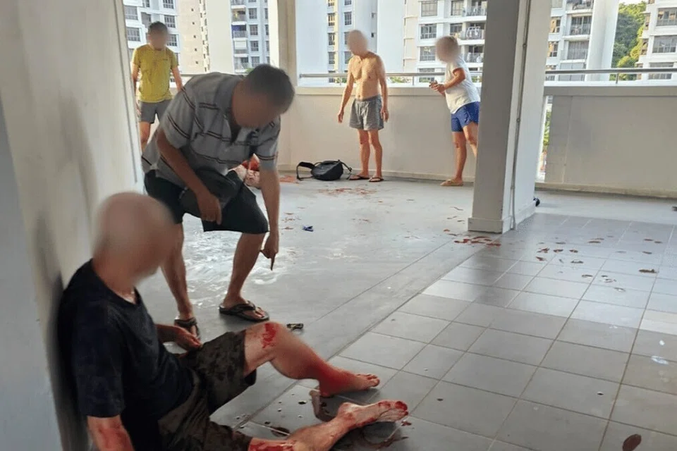 Seorang penduduk, Encik Koh, berkata terdapat pertelingkahan antara mangsa yang merupakan pasangan suami isteri dan seorang lelaki yang merupakan jiran mereka.