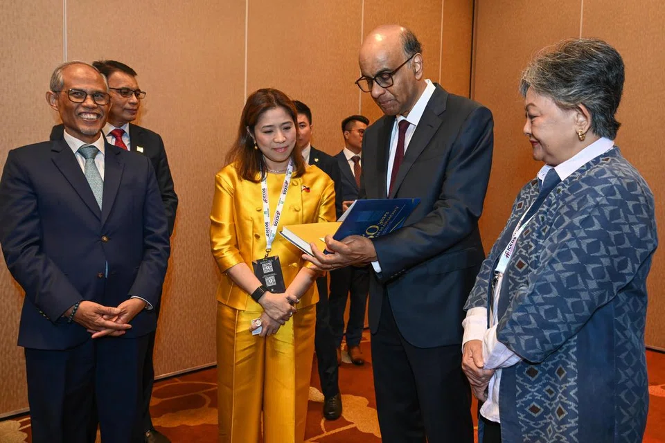 Presiden Tharman Shanmugaratnam (dua dari kanan) bersama ahli panel Persidangan Antarabangsa Mengenai Masyarakat Gemilang (ICCOS) 2024 iaitu (dari kanan) Presiden Pusat Islam dan Demokrasi Filipina, Cik Amina Rasul-Bernardo dan Setiausaha Jabatan Belanjawan dan Pengurusan Filipina, Cik Amenah F. Pangandaman. (Kiri) ialah Menteri Bertanggungjawab bagi Ehwal Masyarakat Islam yang juga Menteri Pembangunan Sosial dan Keluarga, Encik Masagos Zulkifli Masagos Mohamad. (Belakang Encik Masagos) Ketua Eksekutif Majlis Ugama Islam Singapura (Muis), Encik Kadir Maideen.