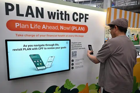Seorang pengguna mencuba wadah ‘Rancang bersama CPF’ di majlis sambutan ulang tahun CPF ke-70 di Our Tampines Hub pada 5 Julai.