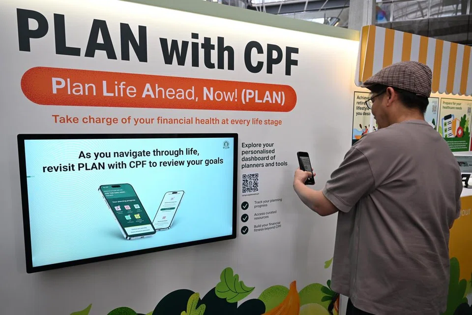 Seorang pengguna mencuba wadah ‘Rancang bersama CPF’ di majlis sambutan ulang tahun CPF ke-70 di Our Tampines Hub pada 5 Julai.