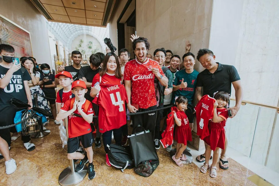SORAKAN GEMURUH: lebih 100 penyokong berkumpul di The Ritz Carlton untuk menyambut kedatangan Liverpool pada Jumaat petang.