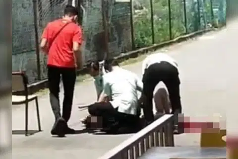 Seorang lelaki yang disyaki bertindak agresif terhadap orang ramai dengan menggunakan senjata tajam, cedera selepas kakinya ditembak oleh seorang pengawal keselamatan.