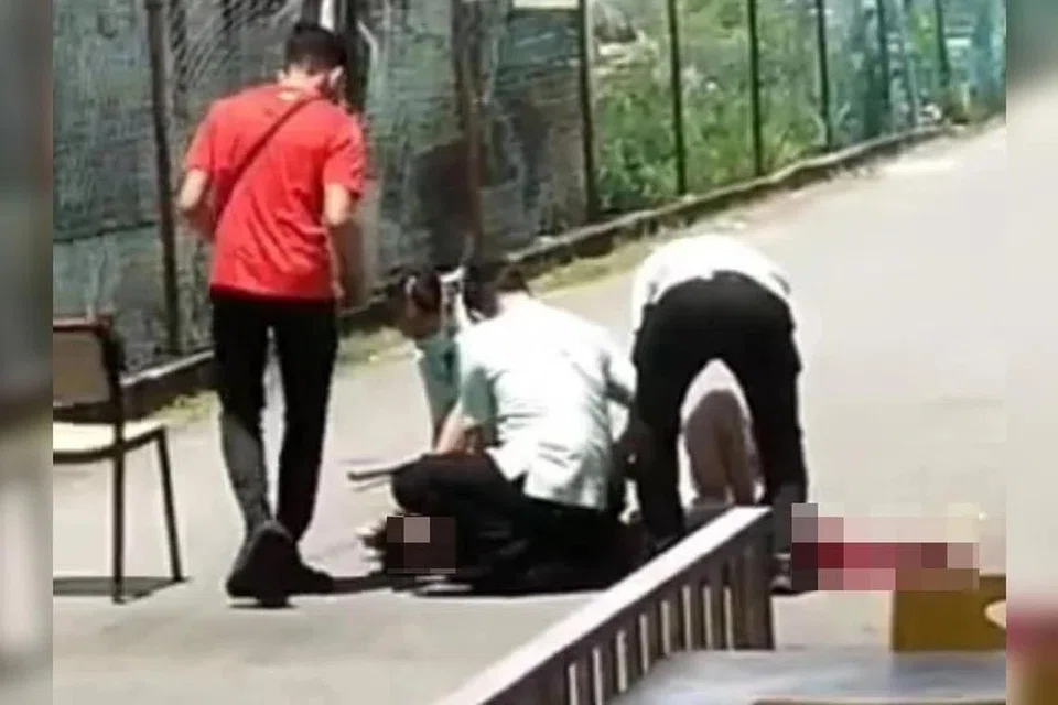Seorang lelaki yang disyaki bertindak agresif terhadap orang ramai dengan menggunakan senjata tajam, cedera selepas kakinya ditembak oleh seorang pengawal keselamatan.