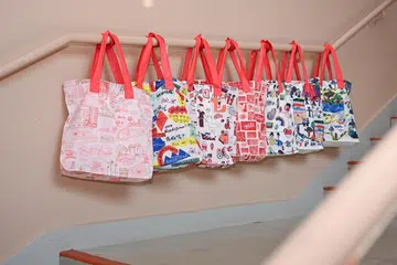 Tujuh rekaan itu diperkenalkan Pengerusi Jawatankuasa Pek NDP 2025, Mejar (MAJ) Desmond Lim Jun Hao, kepada media dalam satu acara pelancaran yang diadakan di dewan sekolah kelompok kreatif New Bahru pada 9 Jun. 