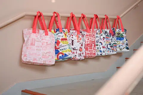 Tujuh rekaan itu diperkenalkan Pengerusi Jawatankuasa Pek NDP 2025, Mejar (MAJ) Desmond Lim Jun Hao, kepada media dalam satu acara pelancaran yang diadakan di dewan sekolah kelompok kreatif New Bahru pada 9 Jun. 