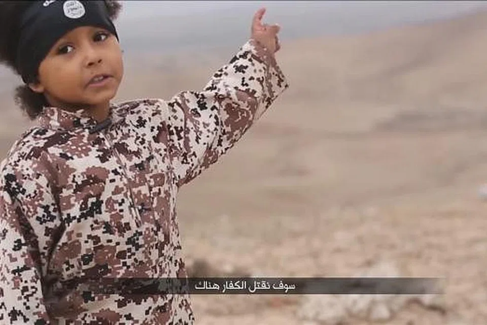 Budak lelaki berpakaian seragam tentera yang dipapar dalam video terbaru ISIS. Gambar REUTERS 