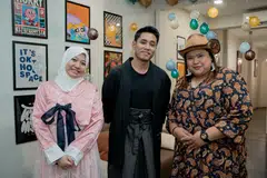 Ketua Kelab Peminat Khai Bahar di Singapura (KBSpore), Cik Hayraini Hayat (kiri) dan Cik Nuraisyah Amran (kanan) menghargai bakat Khai Bahar.