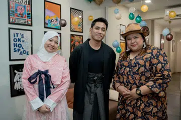 Ketua Kelab Peminat Khai Bahar di Singapura (KBSpore), Cik Hayraini Hayat (kiri) dan Cik Nuraisyah Amran (kanan) menghargai bakat Khai Bahar.