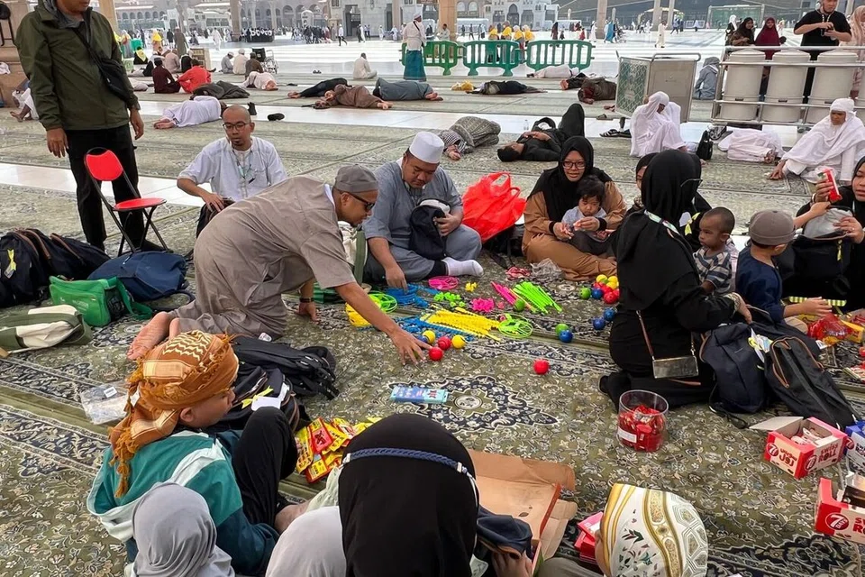 Ibu bapa bersama anak-anak membungkus ‘goodie bag’ untuk diagihkan di Madinah.