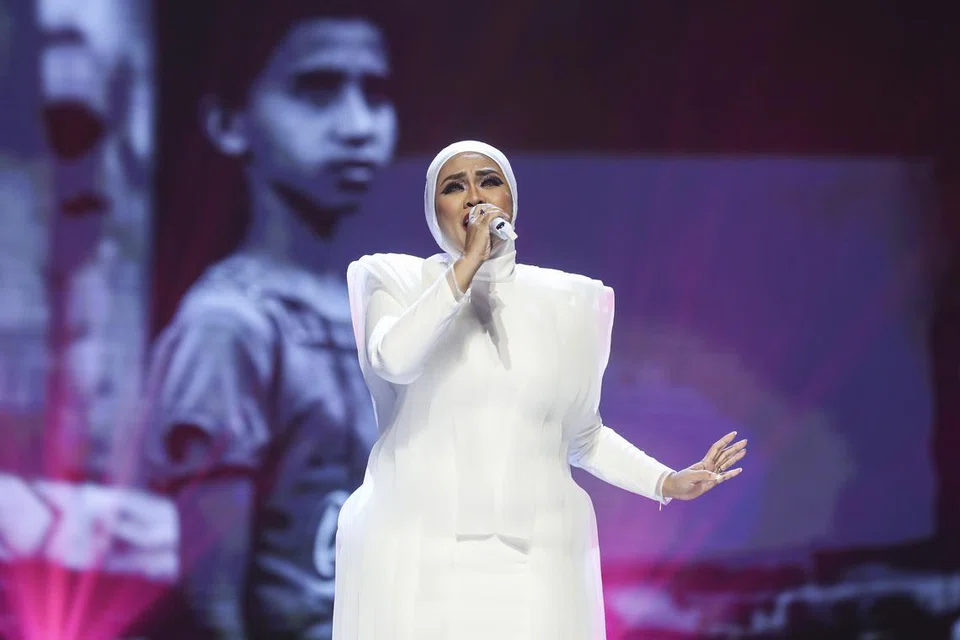 KESABARAN BERBALOI: Liza Hanim terus memberikan yang terbaik dalam setiap persembahannya dan merupakan antara penyanyi yang tampak semakin matang dan ‘power’.