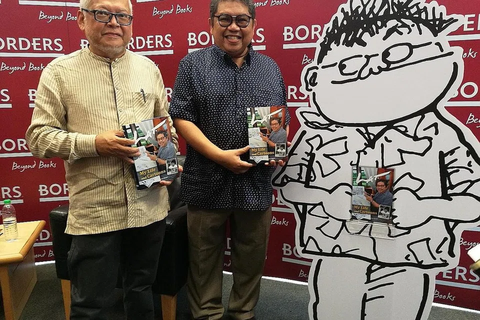 BUKU PENUH HUMOR: Lat (kanan) dengan bekas pengarang kumpulan NST, Datuk Syed Nadzri Syed Harun, yang mencadangkan agar beliau menulis biografinya pada 2012 dan turut membantu menulis buku itu.