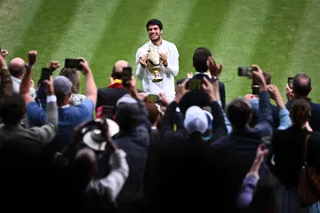 JUARA PEMIKAT HATI: Carlos Alcaraz menunjukkan trofi WImbeldon yang dimenanginya kepada media selepas menewaskan Novak Djokovic di final WImbledon 2023. 