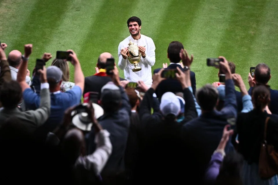 JUARA PEMIKAT HATI: Carlos Alcaraz menunjukkan trofi WImbeldon yang dimenanginya kepada media selepas menewaskan Novak Djokovic di final WImbledon 2023. 