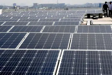 PENGGUNAAN TENAGA SOLAR: Buat pertama kali beberapa pemilik rumah dan perniagaan kini boleh terus dapatkan bekalan tenaga solar dari grid nasional di bawah satu program baru. - Foto BH oleh KHALID BABA