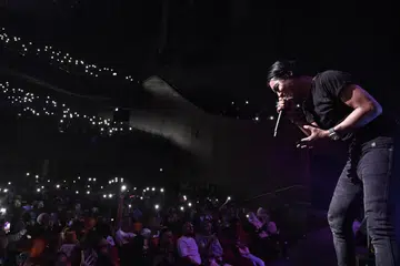 MEMIKAT HATI PENONTON: Mantan vokalis ST12 yang kemudian membangun Setia Band, Charly van Houten, mengubati rindu ramai peminat di Singapura dengan lagu-lagu hit dan tenaga persembahan luar biasa.