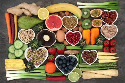 Makanan berserat terdapat dalam banyak buah-buahan dan sayur-sayuran.
