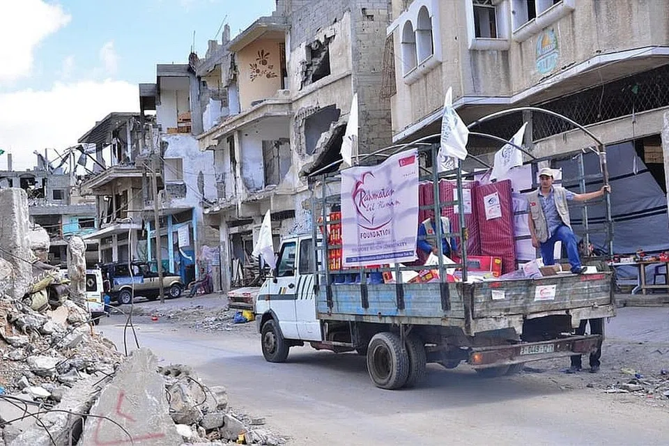 TUNJUK IHSAN DENGAN MEMBANTU: Sebuah lori membawa barang keperluan seharian hasil sumbangan orang ramai menerusi Yayasan Rahmatan Lil 'Alamin (RLAF) untuk diberikan kepada penduduk Palestin pada 2014. - Foto ihsan RLAF