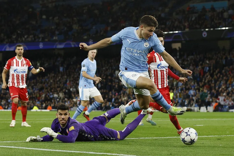 MANFAATKAN PELUANG: Prestasi Julian Alvarez musim ini menunjukkan beliau boleh menggantikan Kevin De Bruyne yang sedang cedera. Pemain Argentina itu sudah menjaringkan empat gol dalam tujuh perlawanan Manchester City, termasuk dua ketika menentang Red Star Belgrade dalam perlawanan peringkat kumpulan Liga Juara-Juara.