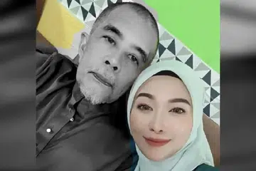 Cik Rohaiza Mazlan (kanan) akan merindui panggilan telefon bapanya, Encik Mazlan Ahmad, yang maut dirempuh lori, pada 9 Mei, dalam perjalanan pulang daripada solat Jumaat.