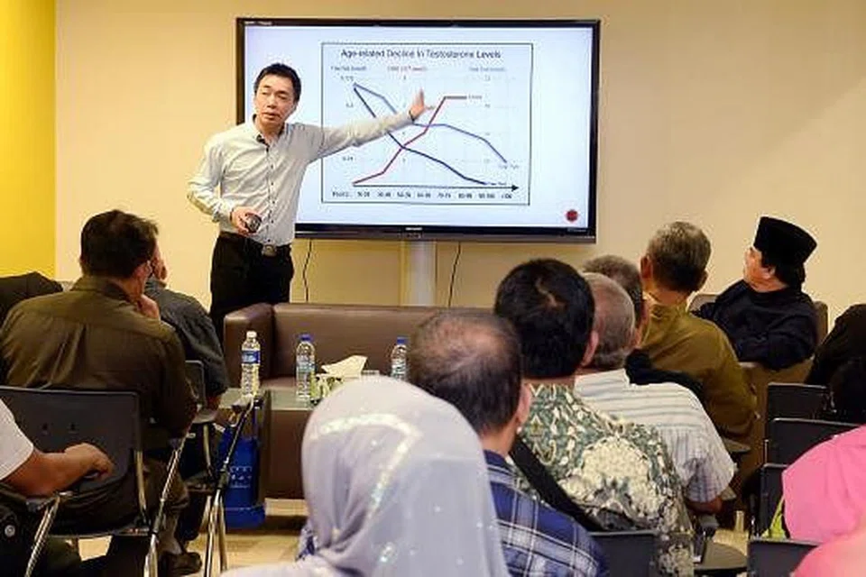 KESIHATAN LELAKI: Dr Elias (berdiri) menggesa kaum Adam supaya mengamalkan gaya hidup yang sihat demi kesejahteraan hubungan suami isteri. Turut menjayakan bengkel semalam ialah Ustaz Drs Ahmad Dahari (duduk, kanan). - Foto-foto JOHARI RAHMAT