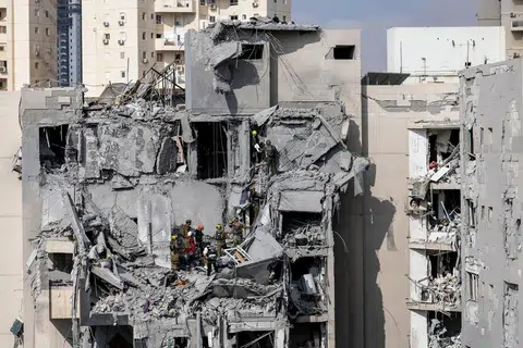 Anggota kecemasan bekerja di kawasan kediaman yang terjejas selepas serangan peluru berpandu dari Iran ke atas Israel, dalam kemelut konflik Israel-Iran, di Be’er Sheva, Israel, 24 Jun.