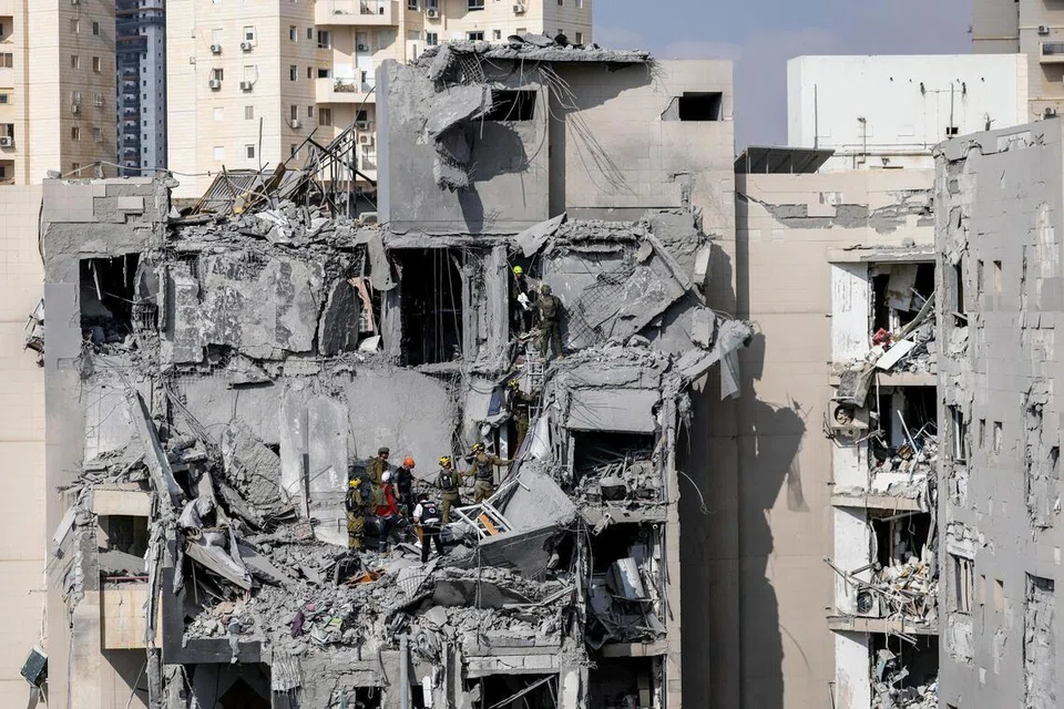 Anggota kecemasan bekerja di kawasan kediaman yang terjejas selepas serangan peluru berpandu dari Iran ke atas Israel, dalam kemelut konflik Israel-Iran, di Be’er Sheva, Israel, 24 Jun.