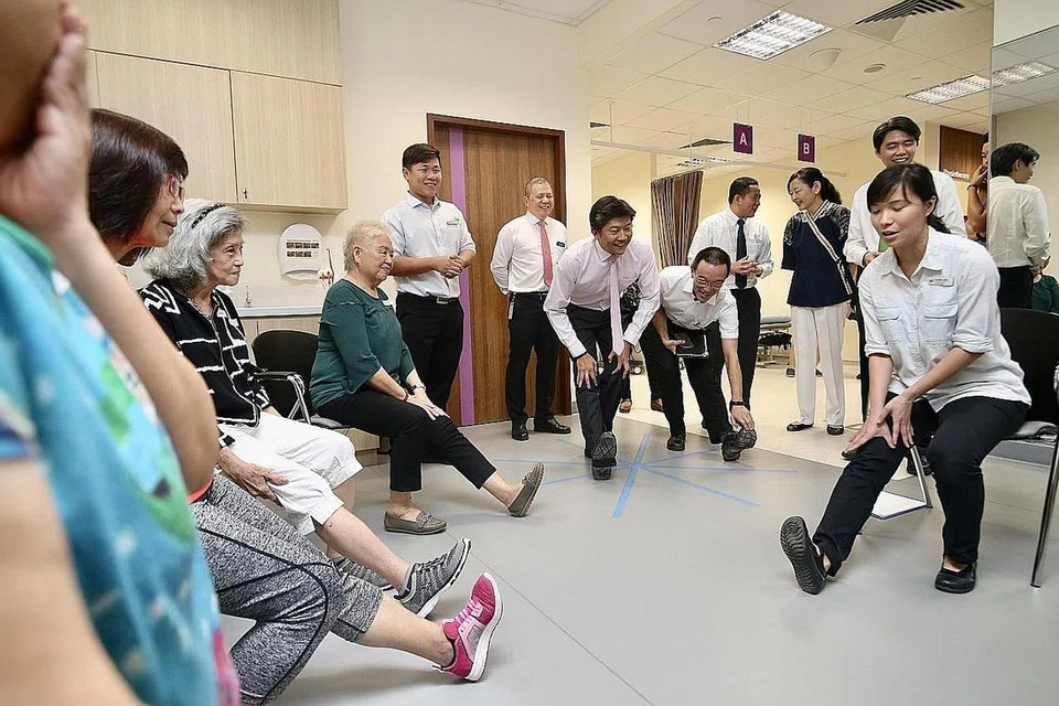 CEPAT TEPAT: Poliklinik Punggol menawarkan pelbagai kemudahan dan perkhidmatan baru untuk golongan muda dan warga emas, termasuk farmasi automatik menggunakan teknologi robot semasa memberi ubat. - Foto ZAOBAO