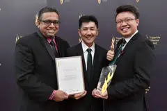 MAJIKAN CONTOH: (Dari kiri) Encik Anshari bersama dua pengarahnya, Encik Lester Lau dan Encik Rio Goh yang mengamalkan ciri-ciri inklusif dalam pengambilan pekerja mereka. - Foto TAFEP