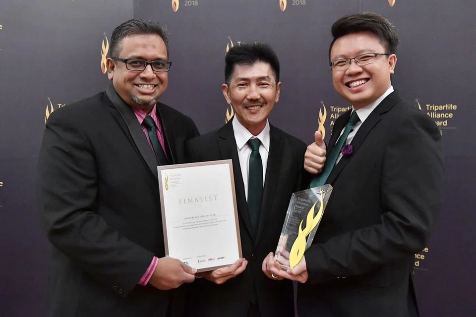 MAJIKAN CONTOH: (Dari kiri) Encik Anshari bersama dua pengarahnya, Encik Lester Lau dan Encik Rio Goh yang mengamalkan ciri-ciri inklusif dalam pengambilan pekerja mereka. - Foto TAFEP