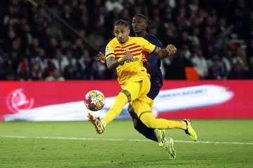 Raphinha (jersi kuning) menjaringkan gol bagi Barcelona menyamakan kedudukan 2-2 sebelum akhirnya menang 3-2 ke atas PSG dalam perlawanan pertama suku akhir Liga Juara-Juara di di Paris, Perancis, pada 11 April.