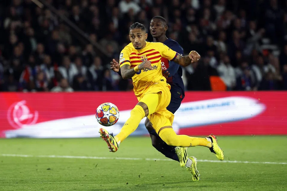 Raphinha (jersi kuning) menjaringkan gol bagi Barcelona menyamakan kedudukan 2-2 sebelum akhirnya menang 3-2 ke atas PSG dalam perlawanan pertama suku akhir Liga Juara-Juara di di Paris, Perancis, pada 11 April.