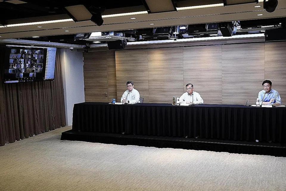 TAKLIMAT COVID-19: (Dari kanan) Encik Wong, Encik Gan dan Pengarah Perkhidmatan Perubatan Kementerian Kesihatan (MOH), Profesor Madya Kenneth Mak, memberi perkembangan terkini tentang keadaan Covid-19 di Singapura dalam satu sidang media MTF melalui video semalam. - Foto MCI