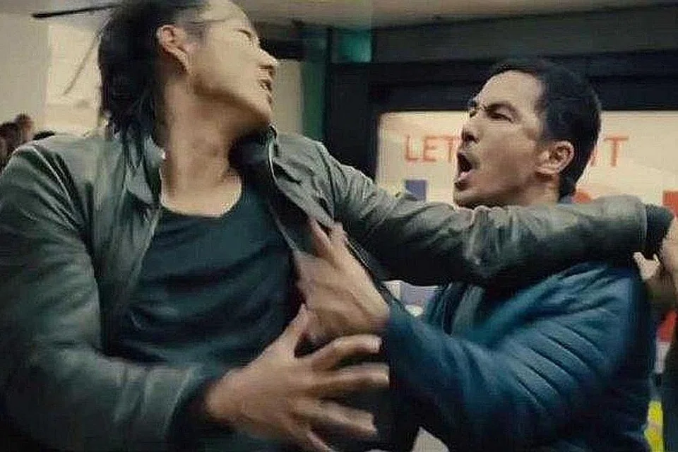 'FAST AND FURIOUS 6' - SEBAGAI PENJAHAT BERNAMA JAH: Dalam filem Fast & Furious 6, Joe (kanan) adalah penjahat berani yang turut mengemudi kereta kebal. - Foto UNIVERSAL PICTURES