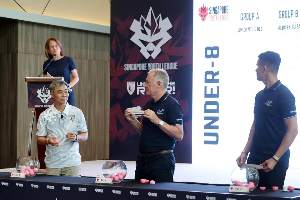 (Dari kiri) Timbalan Ketua Pegawai Eksekutif SportSG, Toh Boon Yi; Pengarah Teknikal Persatuan Bola Sepak Singapura (FAS), Michael Browne; dan Perancang Strategik di Pejabat Divisyen Teknikal FAS, Baihakki Khaizan, semasa pemilihan pasukan di pelancaran Liga Belia Singapura (SYF) pada 6 Februari.