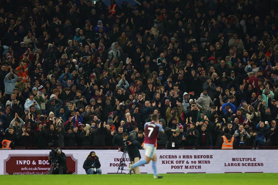 SOKONGAN PADU: John McGinns berlari ke arah penyokong Aston Villa susulan wisel penamat selepas pasukannya menewaskan Manchester City.