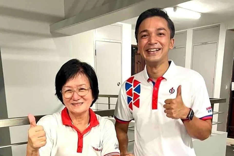 Pengerusi cawangan Sengkang Central PAP, Profesor Madya Dr Elmie Nekmat (kanan). 