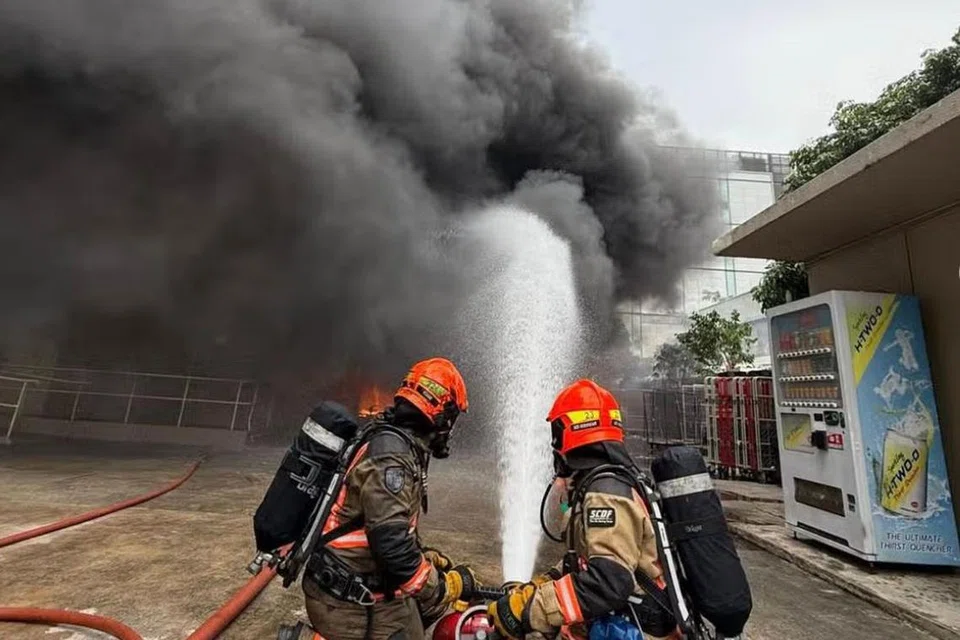 Pasukan Pertahanan Awam Singapura (SCDF) menggunakan lima pancutan air untuk menjalankan operasi memadamkan api di lokasi kejadian.