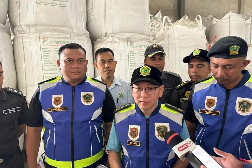 TINDAKAN CEKAP: Timbalan Menteri Pertanian dan Keterjaminan Makanan, Encik Chan Foong Hin, mengetuai Ops BPT yang berjaya menemukan 180 tan beras disorok di sebuah kilang di Alor Setar, Kedah.