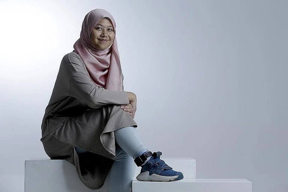 JALANI EKSPERIMEN: E-teg dipasang mengelilingi kaki wartawan Nur Humaira Sajat (gambar) bagi beliau merasakan sendiri pengalaman dan cabaran harian yang dilalui mereka yang diletakkan di bawah Skim Penempatan di Rumah di bawah jabatan penjara. - Foto BM oleh AZMI ATHNI